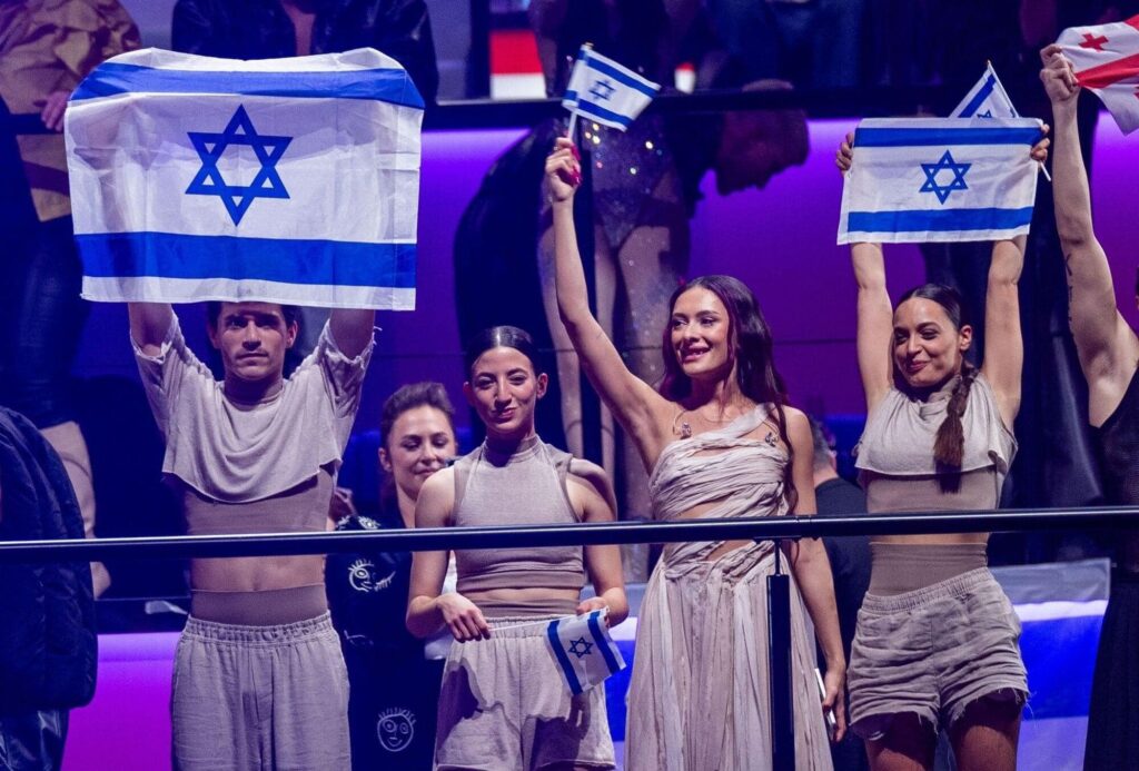 Die israelische Sängerin Eden Golan mit Israel-Flagge beim Halbfinale des Eurovision Song Contest 2024 in Malmö.